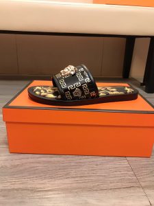 Versace Casual Slippers Gate11442